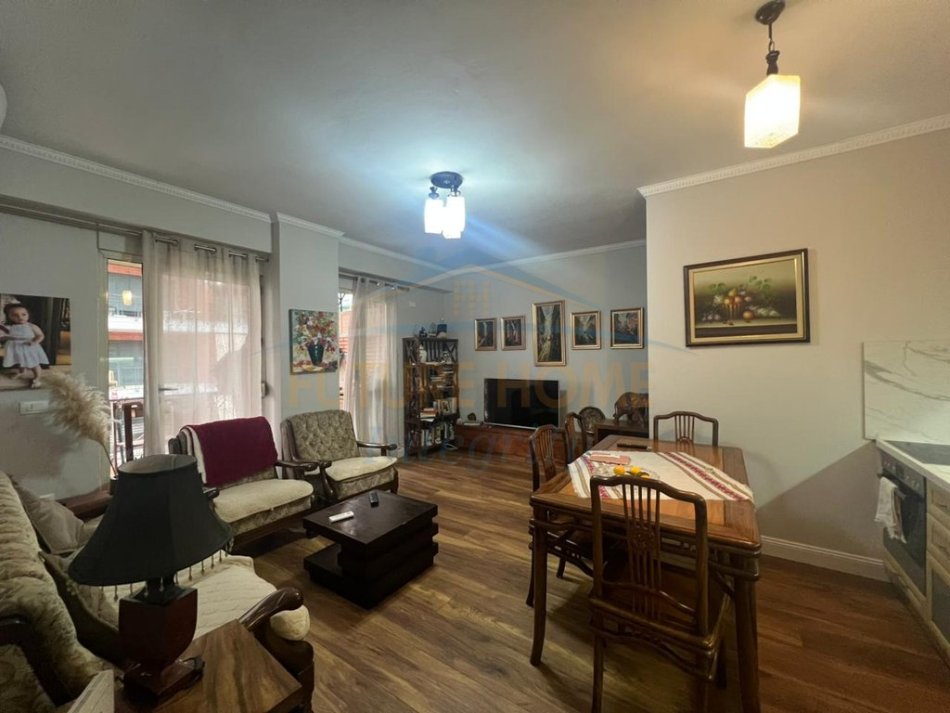 Tirane, jepet me qera apartament 2+1+Ballkon Kati 6, 726 € (Kompleksi Delijorgji)