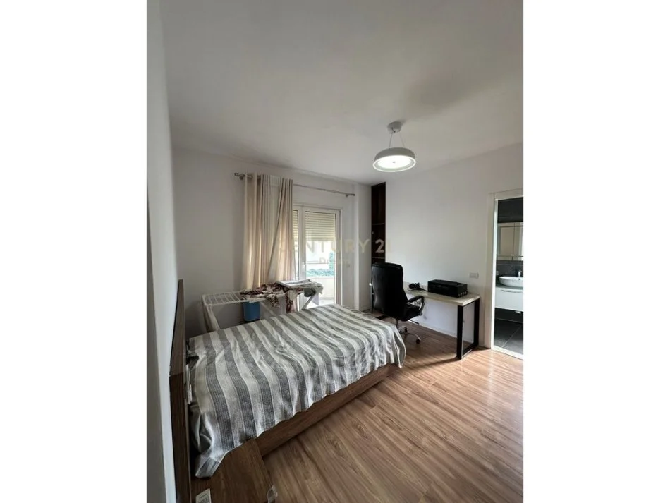 Tirane, shitet apartament 3+1 Kati 4, 131 m² 141.000 € 