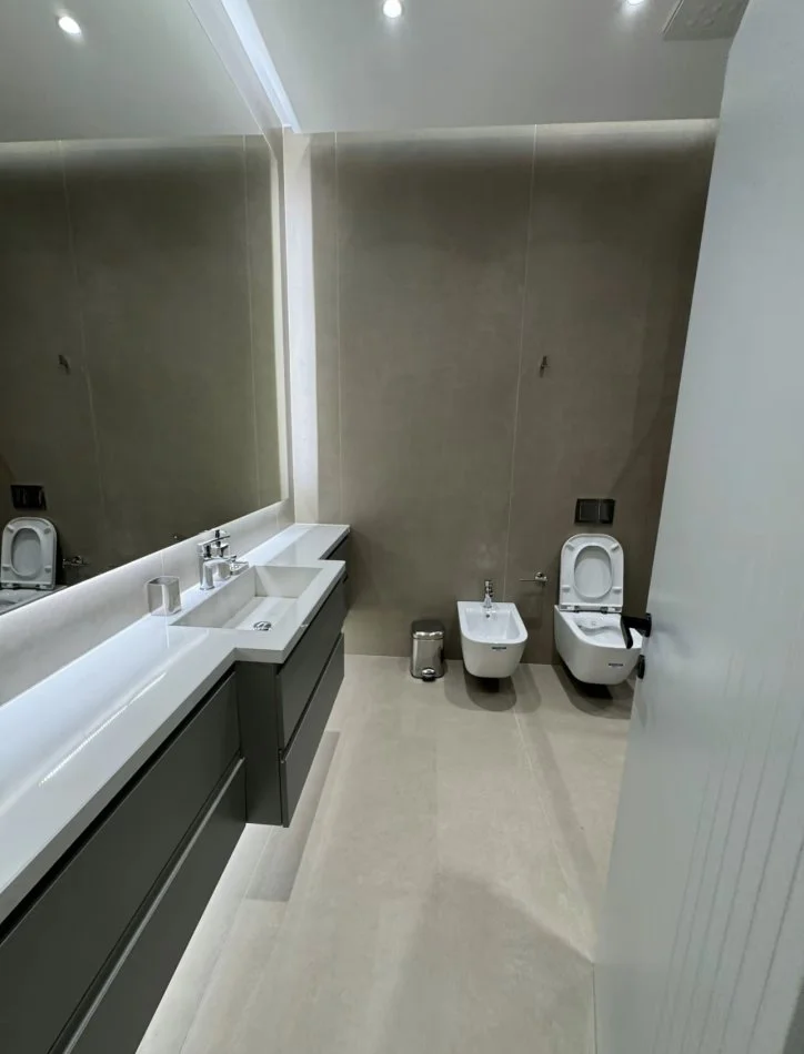 Tirane, jap me qera apartament 1+1+Ballkon Kati 8, 75 m² 800 € (Rruga Kavajes)