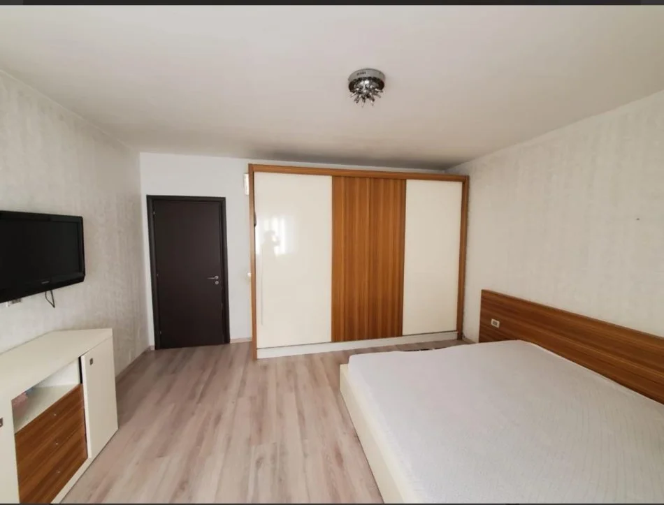 Tirane, jepet me qera 2+1 Kati 4, 80 m² 650 € 