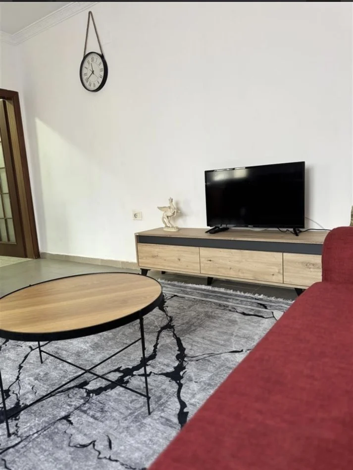 Tirane, jepet me qera apartament 1+1 Kati 3, 60 m² 500 € (Tek Shkolla e Kuqe)