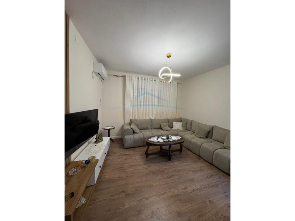 Tirane, jepet me qera Vile 4+1 , 210 m² 1.100 € (Medreseja)