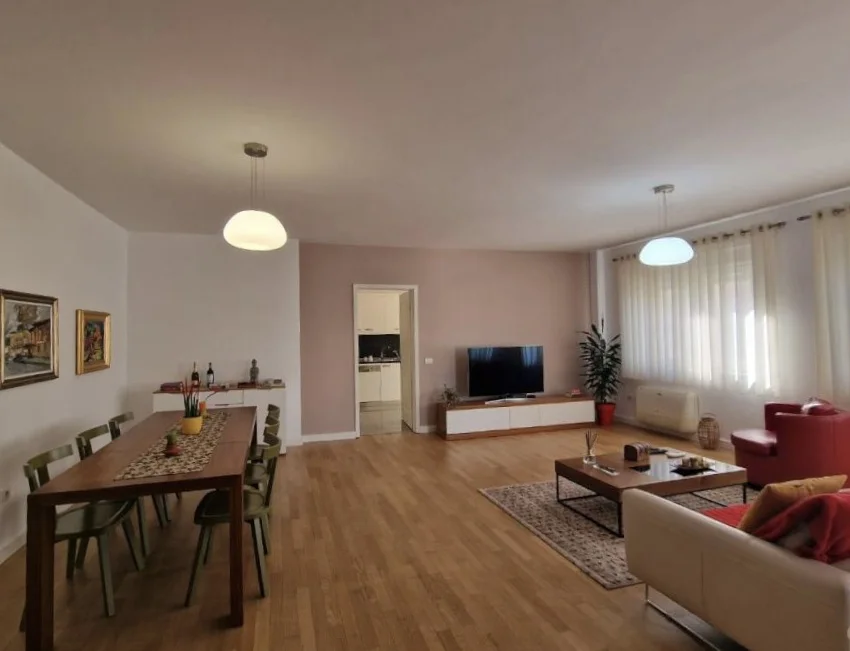 Tirane, jepet me qera apartament 3+1+Ballkon Kati 2, 175 m² 1.500 € (Touch of the Sun)