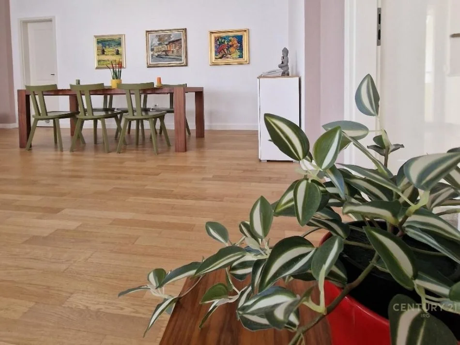 Tirane, jepet me qera apartament 3+1+Ballkon Kati 2, 175 m² 1.500 € (Touch of the Sun)