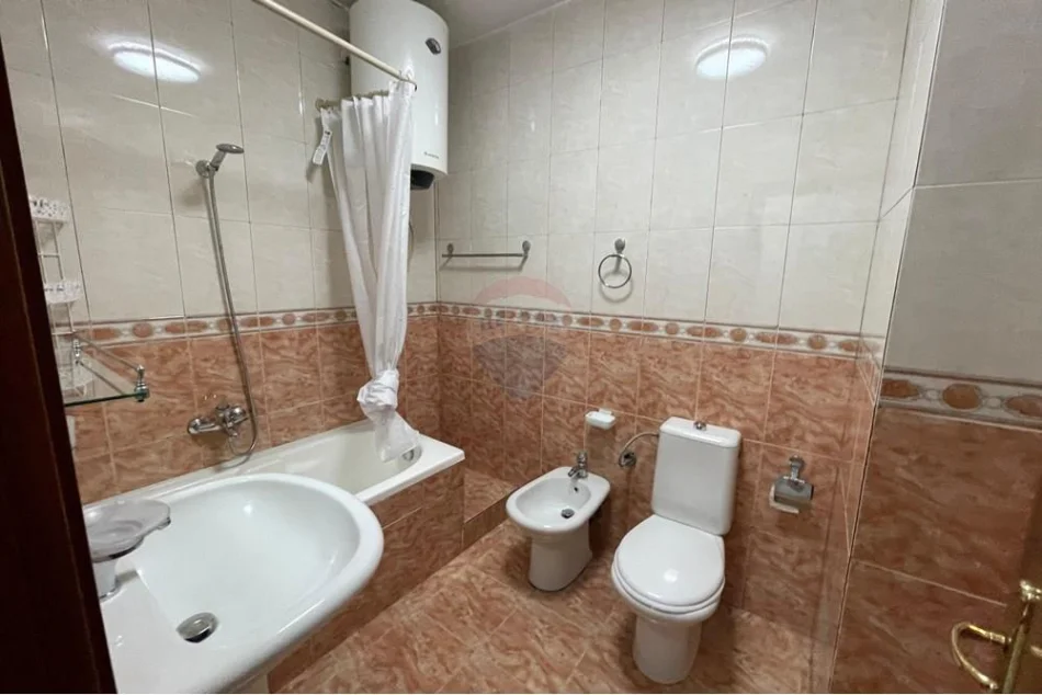 Tirane, jepet me qera apartament 1+1 Kati 3, 60 m² 650 € (Lulishtja, Komuna e Parisit)