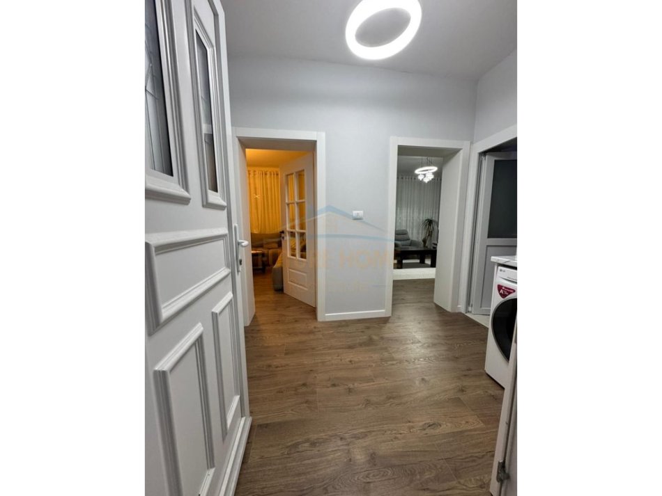 Tirane, jepet me qera Vile 4+1 , 210 m² 1.100 € (Medreseja)