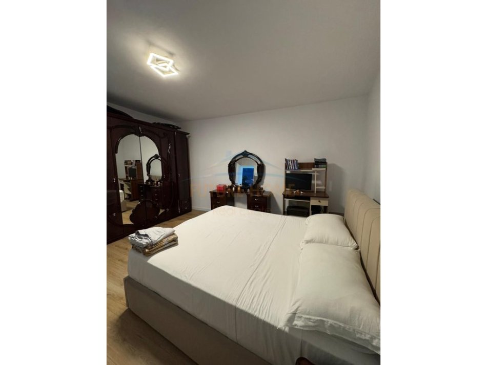 Tirane, jepet me qera Vile 4+1 , 210 m² 1.100 € (Medreseja)