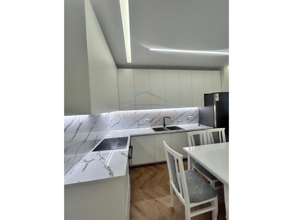 Tirane, jepet me qera apartament 2+1+2+post parkimi Kati 6, 106 m² 800 € (Rezidenca Erli)
