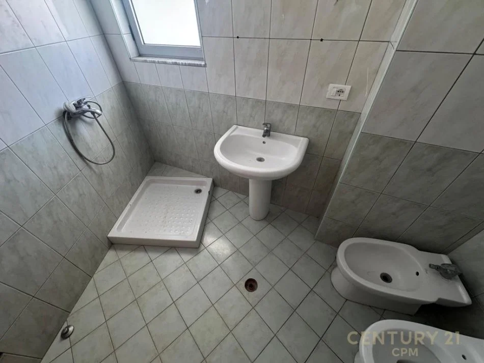 Tirane, shitet 2+1 Kati 4, 888 m² 1.020.000 € 