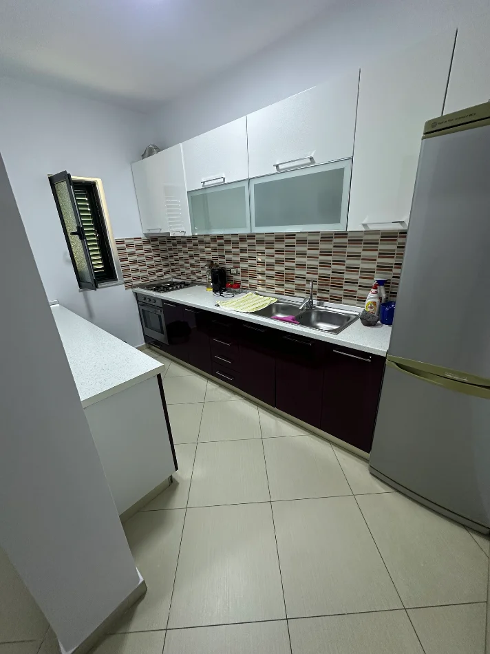 Tirane, jepet me qera apartament 3+1+Ballkon Kati 2, 190 m² 750 € (Rruga “Prengaj” Babrru)