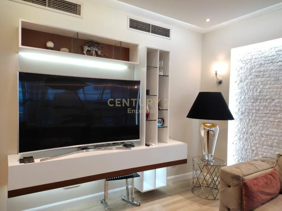Tirane, jepet me qera apartament 3+1+Ballkon Kati 3, 190 m² 2.000 € (kompleksi Nobis)