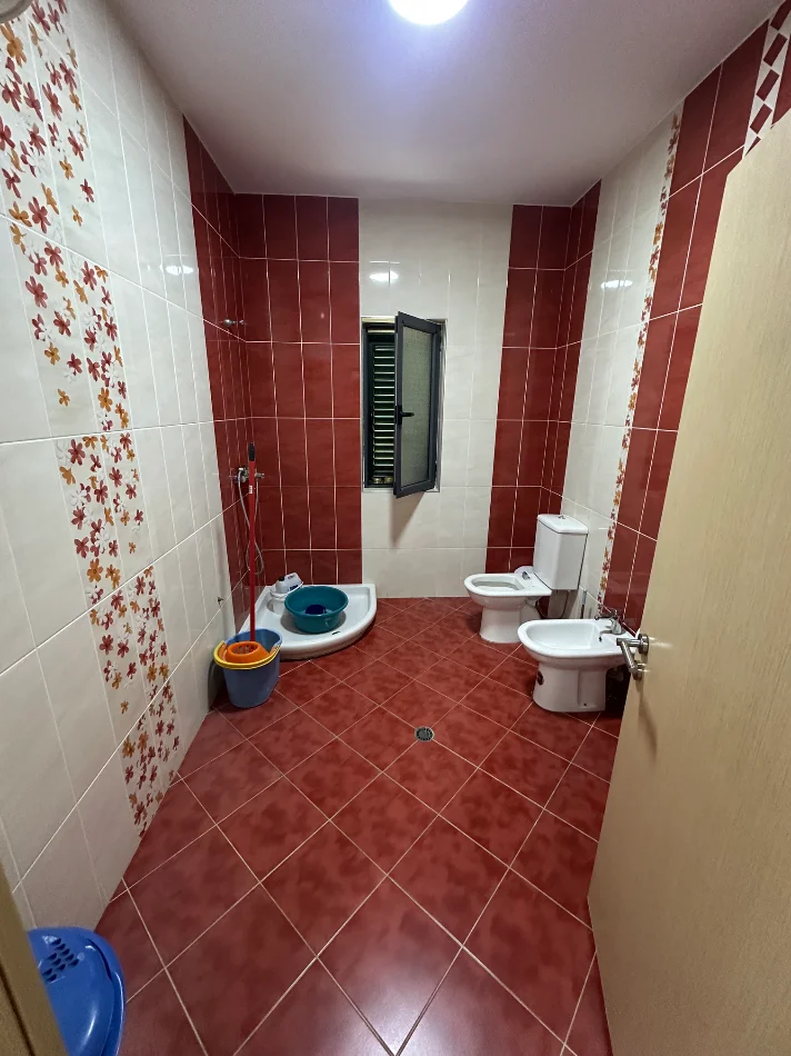 Tirane, jepet me qera apartament 3+1+Ballkon Kati 2, 190 m² 750 € (Rruga “Prengaj” Babrru)