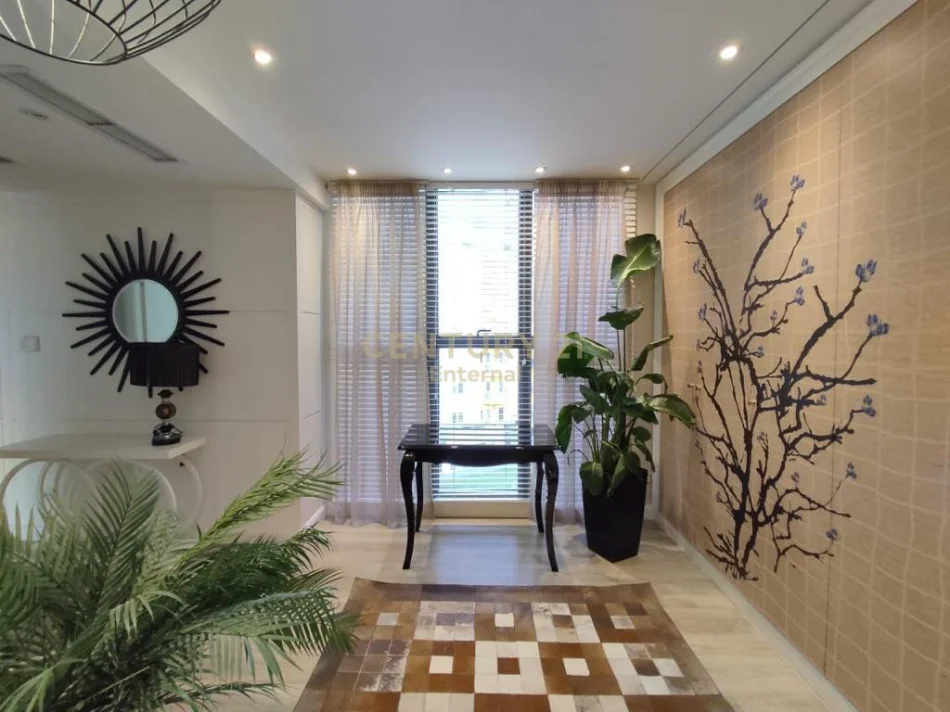 Tirane, jepet me qera apartament 3+1+Ballkon Kati 3, 190 m² 2.000 € (kompleksi Nobis)