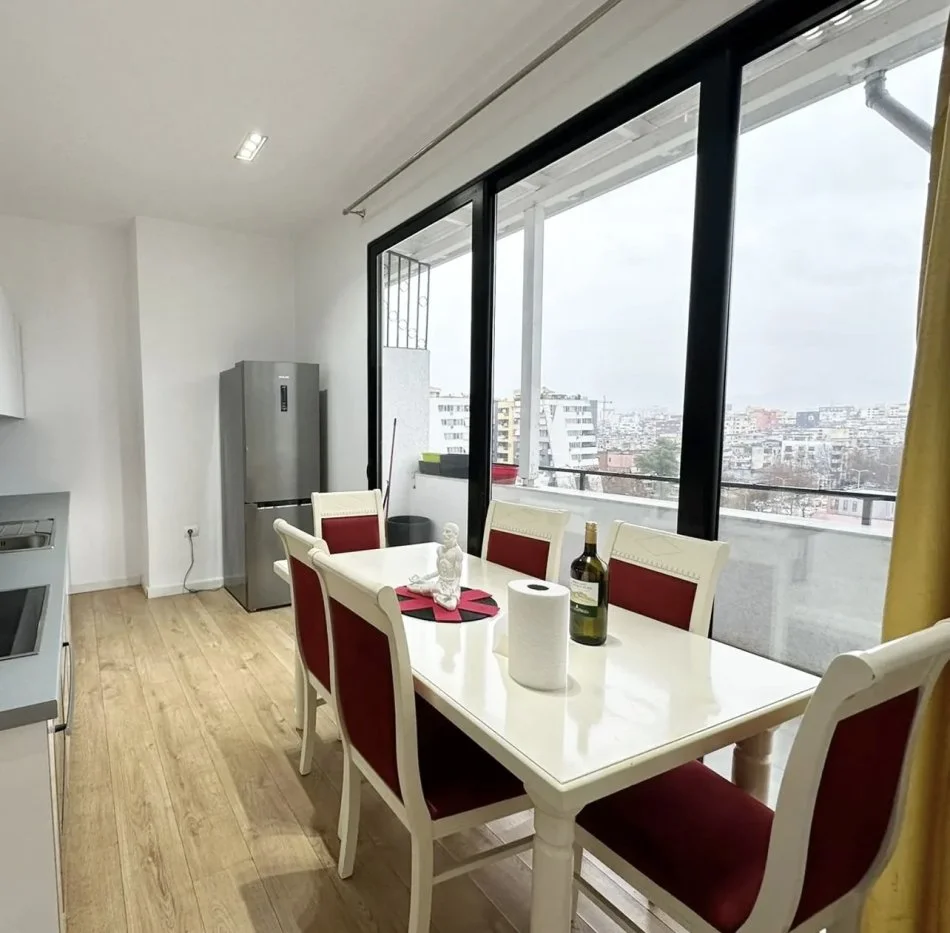 Tirane, jap me qera apartament 2+1+Ballkon Kati 8, 95 m² 800 € (Rruga Kavajes)