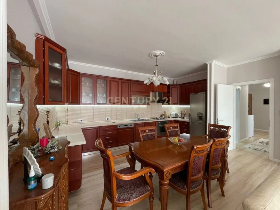 Tirane, jepet me qera apartament 2+1 Kati 7, 120 m² 750 € 