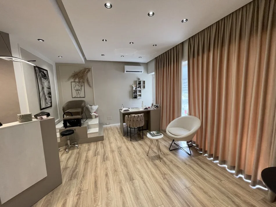 Tirane, shes ambjent biznesi Kati 0, 100 m² 50.000 € (Shitje Biznesi Komuna Parisit)