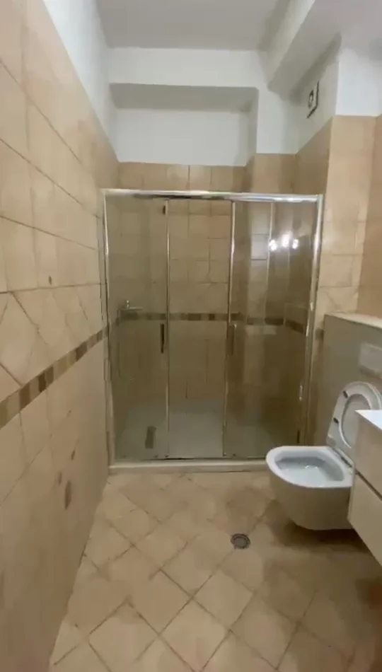 Tirane, jepet me qera apartament 1+1 Kati 2, 70 m² 50.000 Lek (Kopshti Botanik prane Palestres tek Nenkalimi)