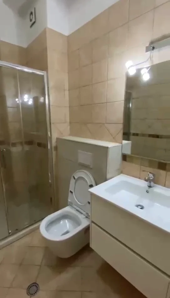 Tirane, jepet me qera apartament 1+1 Kati 2, 70 m² 50.000 Lek (Kopshti Botanik prane Palestres tek Nenkalimi)