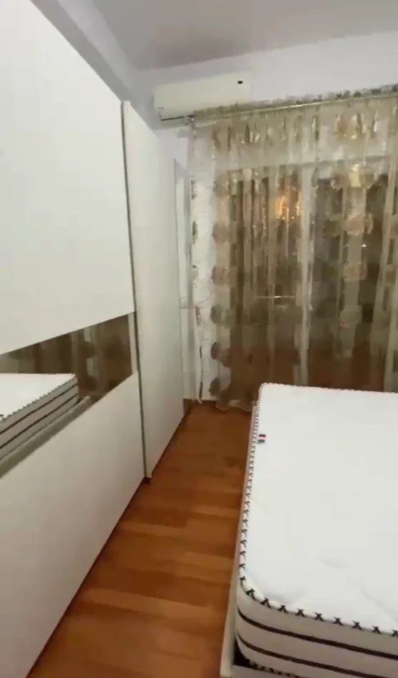 Tirane, jepet me qera apartament 1+1 Kati 2, 70 m² 50.000 Lek (Kopshti Botanik prane Palestres tek Nenkalimi)