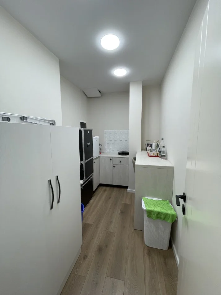 Tirane, shes ambjent biznesi Kati 0, 100 m² 50.000 € (Shitje Biznesi Komuna Parisit)