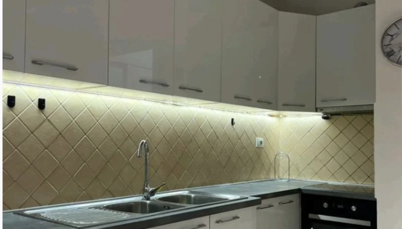 Tirane, jepet me qera apartament 1+1 Kati 6, 60 m² 600 € (Pazari i ri)