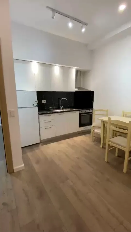 Tirane, jepet me qera apartament 1+1 Kati 2, 70 m² 50.000 Lek (Kopshti Botanik prane Palestres tek Nenkalimi)