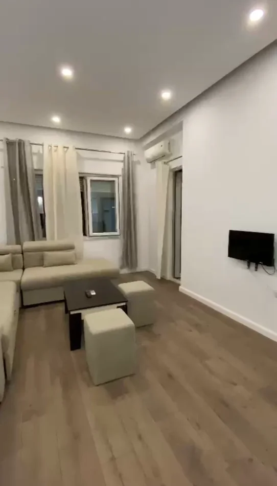 Tirane, jepet me qera apartament 1+1 Kati 2, 70 m² 50.000 Lek (Kopshti Botanik prane Palestres tek Nenkalimi)