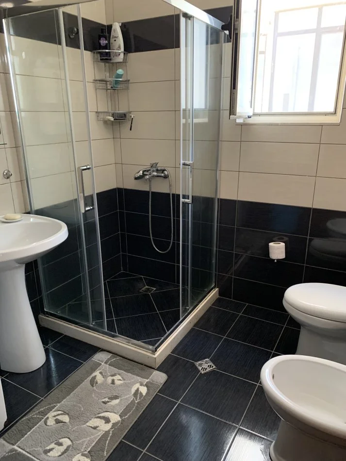 Tirane, jepet me qera apartament 2+1 Kati 2, 90 m² 450 € (Rruga e Dibres,Kompleksi Halili)