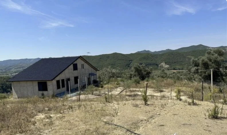 Tirane, shitet Kati 0, 100.000 m² 400.000 € (Vishaj)