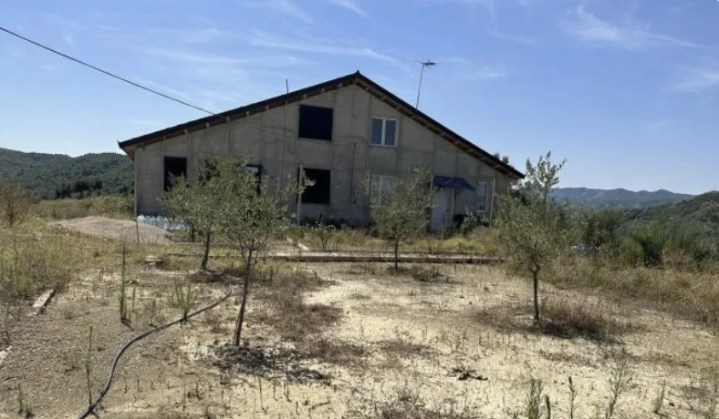 Tirane, shitet Kati 0, 100.000 m² 400.000 € (Vishaj)