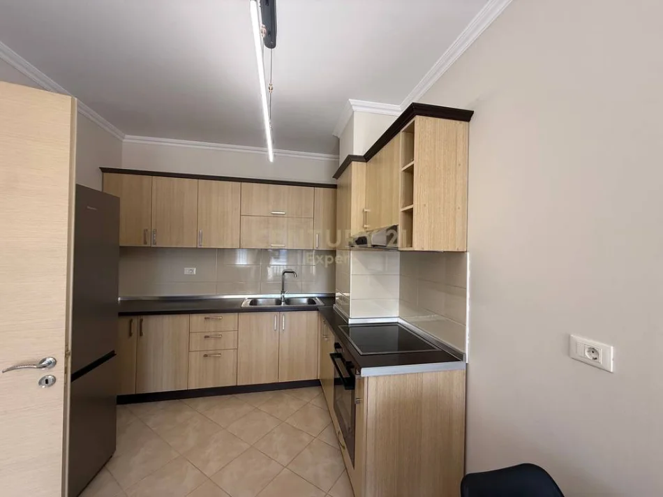 Tirane, jepet me qera apartament 1+1 Kati 8, 67 m² 650 € (kompeksi magnet)