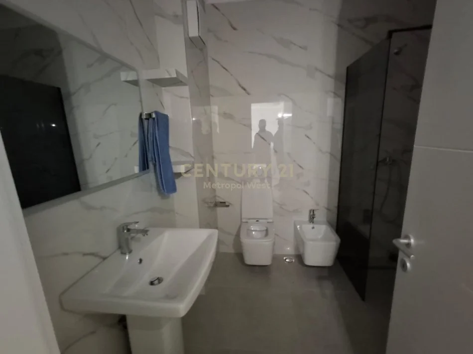 Tirane, jepet me qera apartament 1+1+Ballkon Kati 4, 76 m² 620 € 