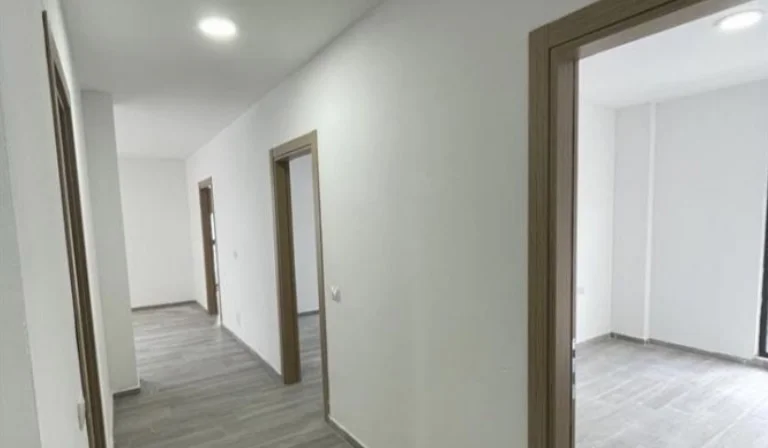 Tirane, jepet me qera apartament 3+1+Ballkon , 120 m² 45.000 € (Rruga 5 Maji Tirane, Shiperia)