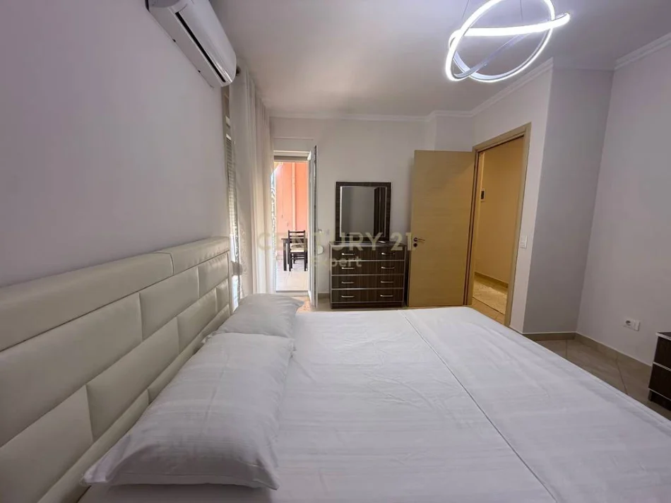 Tirane, jepet me qera apartament 1+1 Kati 8, 67 m² 650 € (kompeksi magnet)