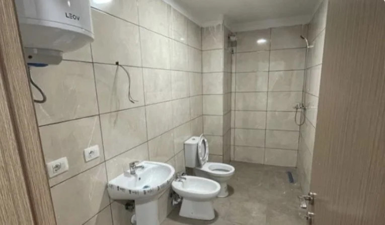 Tirane, jepet me qera apartament 3+1+Ballkon , 120 m² 45.000 € (Rruga 5 Maji Tirane, Shiperia)