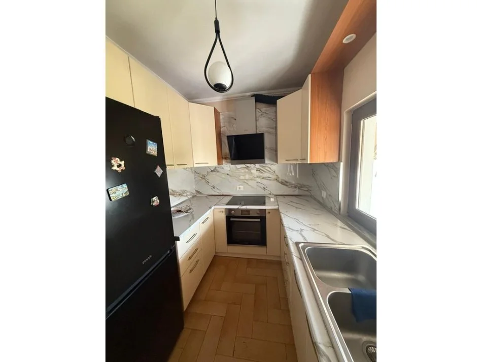 Tirane, jepet me qera apartament 2+1 Kati 5, 600 € (Oxhaku)