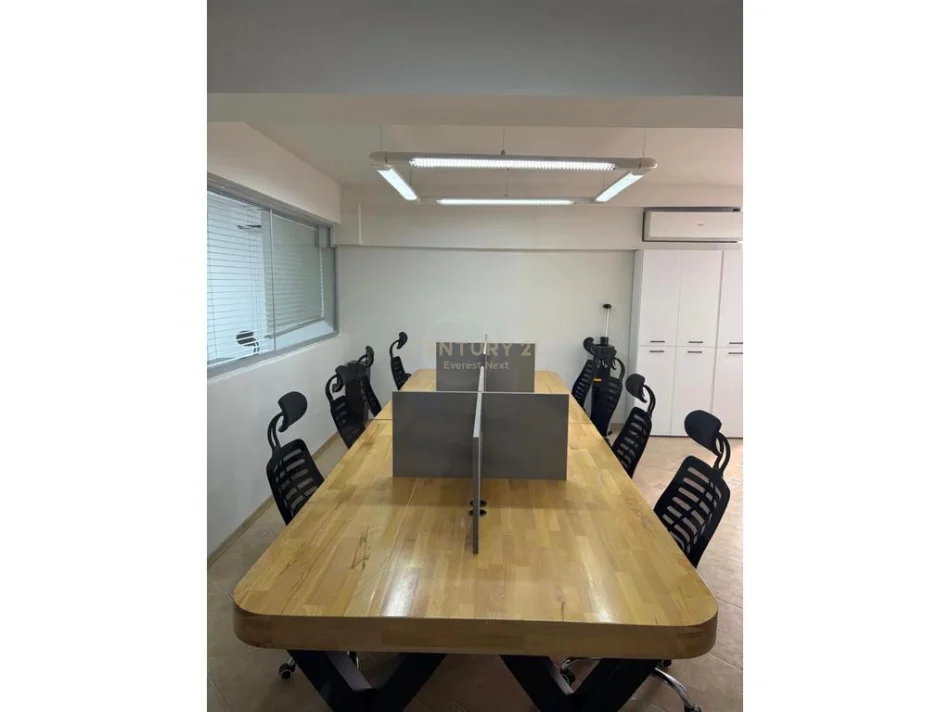 Tirane, jepet me qera zyre Kati 2, 156 m² 2.500 €