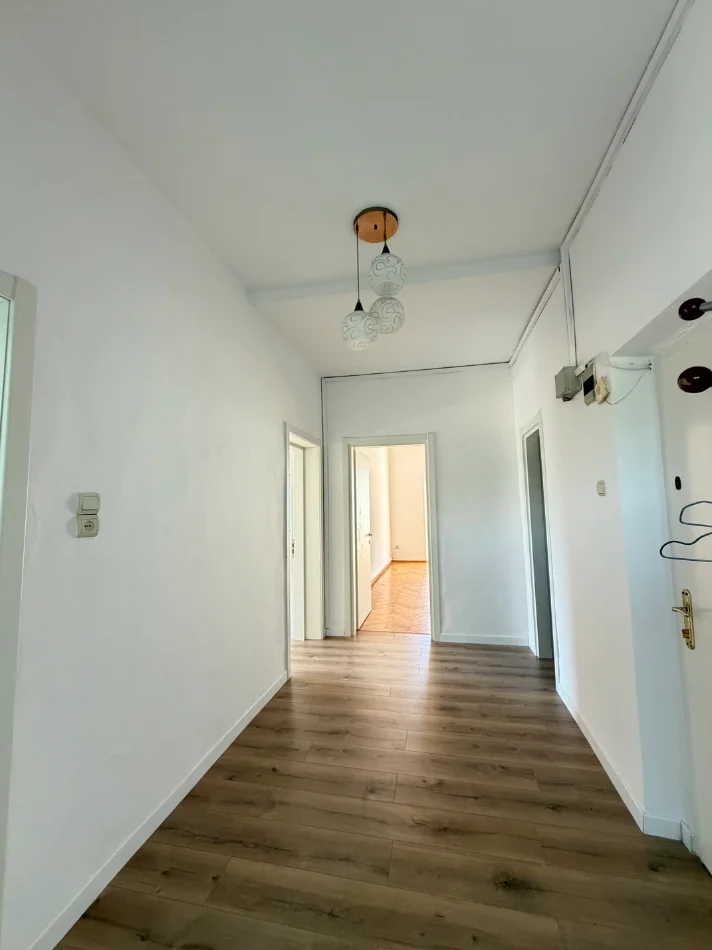 Tirane, jepet me qera ambjent biznesi Kati 3, 100 m² 750 € 