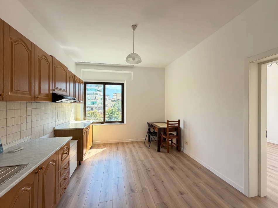 Tirane, jepet me qera ambjent biznesi Kati 3, 100 m² 750 € 