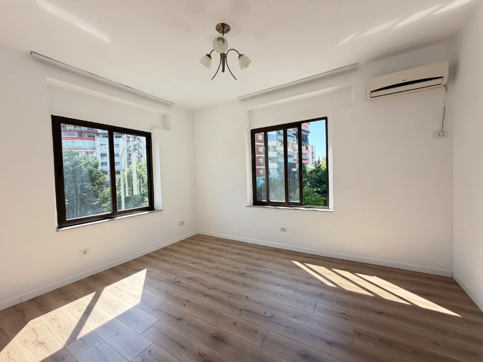 Tirane, jepet me qera ambjent biznesi Kati 3, 100 m² 750 € 