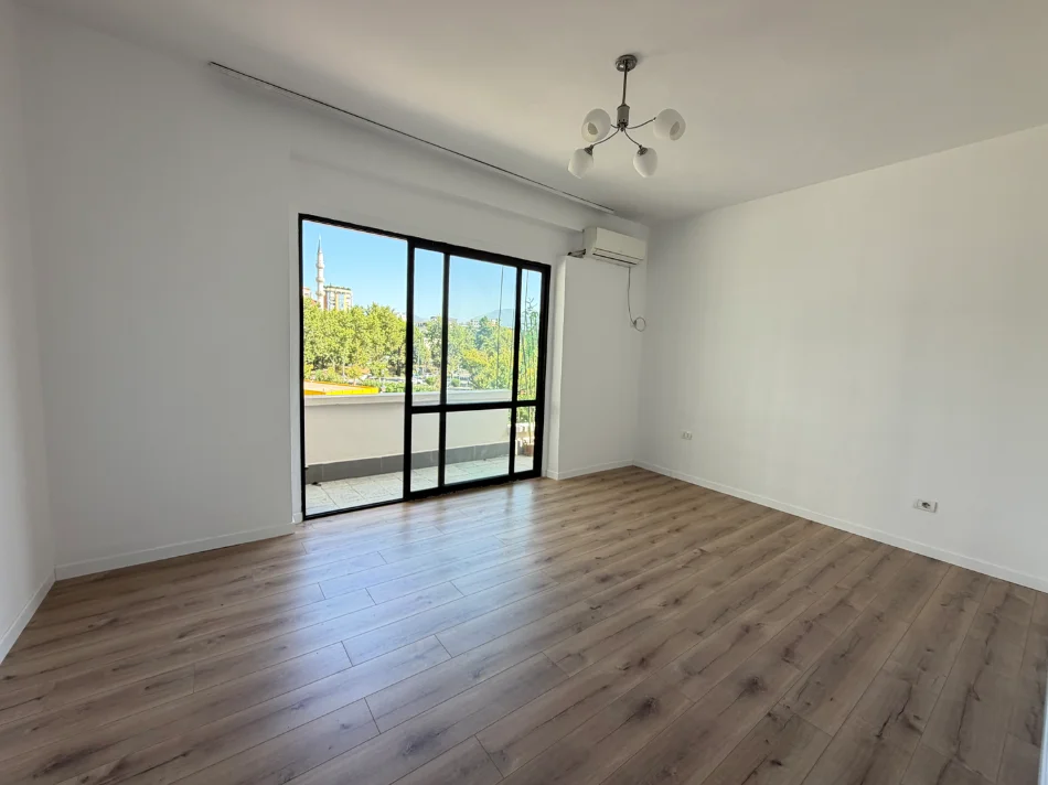 Tirane, jepet me qera ambjent biznesi Kati 3, 100 m² 750 € 
