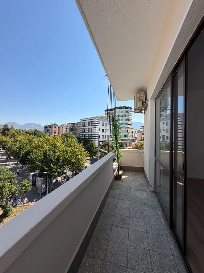 Tirane, jepet me qera ambjent biznesi Kati 3, 100 m² 750 € 