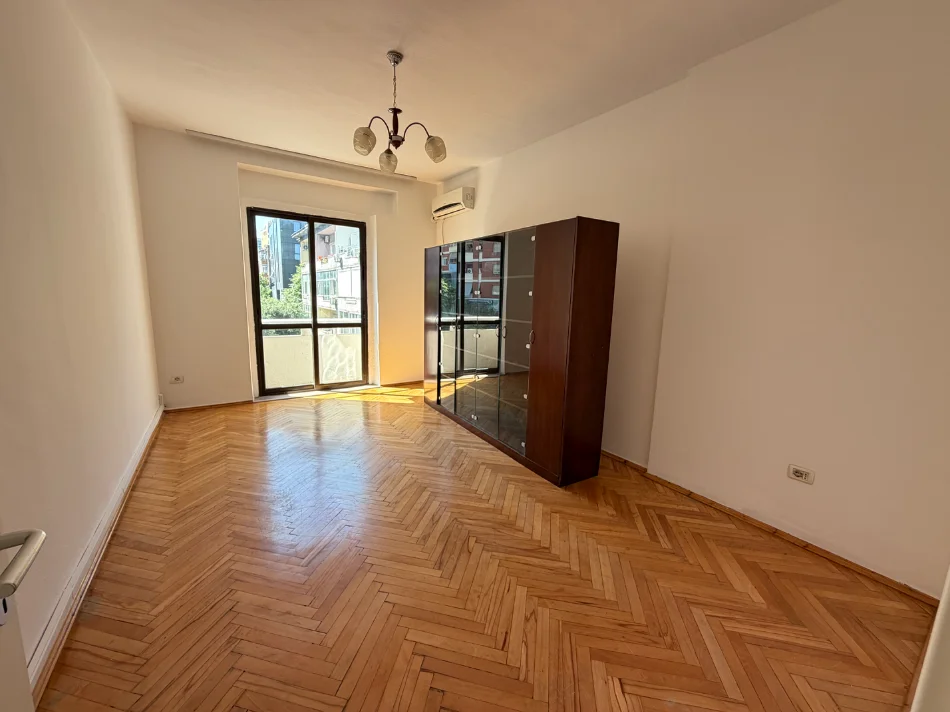 Tirane, jepet me qera ambjent biznesi Kati 3, 100 m² 750 € 