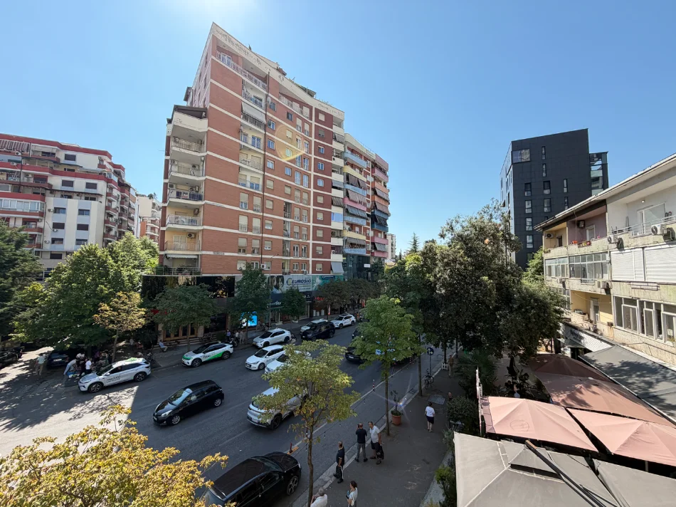 Tirane, jepet me qera ambjent biznesi Kati 3, 100 m² 750 € 