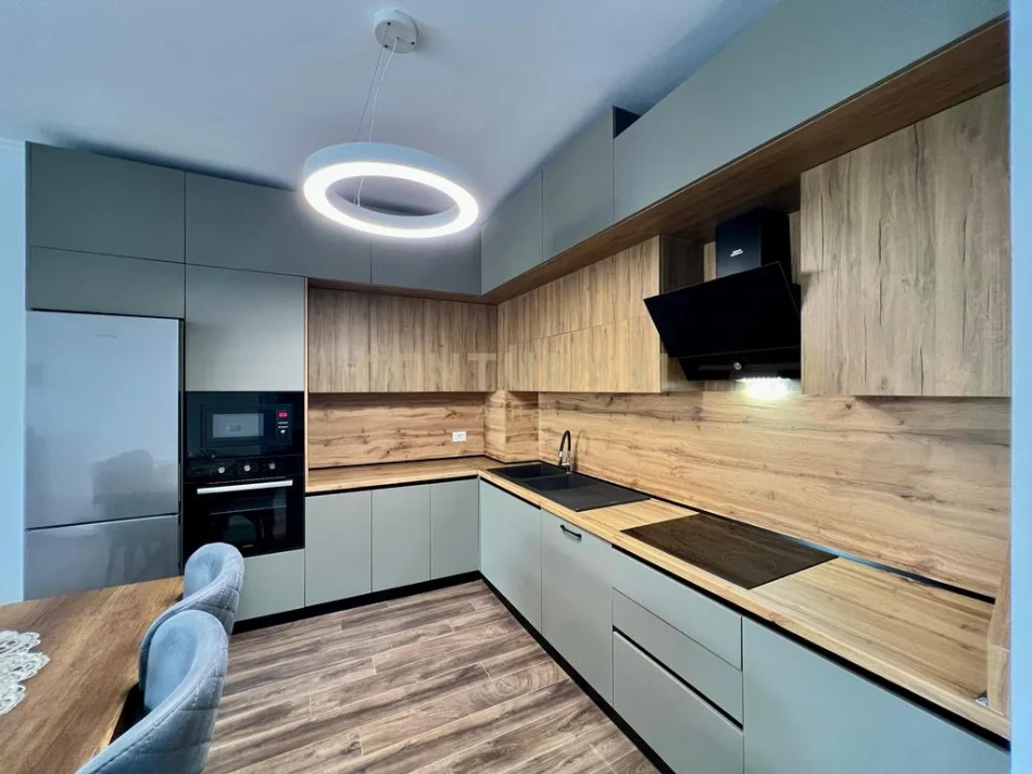 Tirane, jepet me qera apartament 2+1+Ballkon Kati 5, 124 m² 1.300 € 