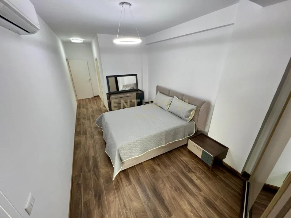 Tirane, jepet me qera apartament 2+1+Ballkon Kati 5, 124 m² 1.300 € 