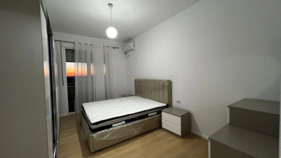 Tirane, jepet me qera apartament 1+1+Ballkon , 600 € (Kinistudio)