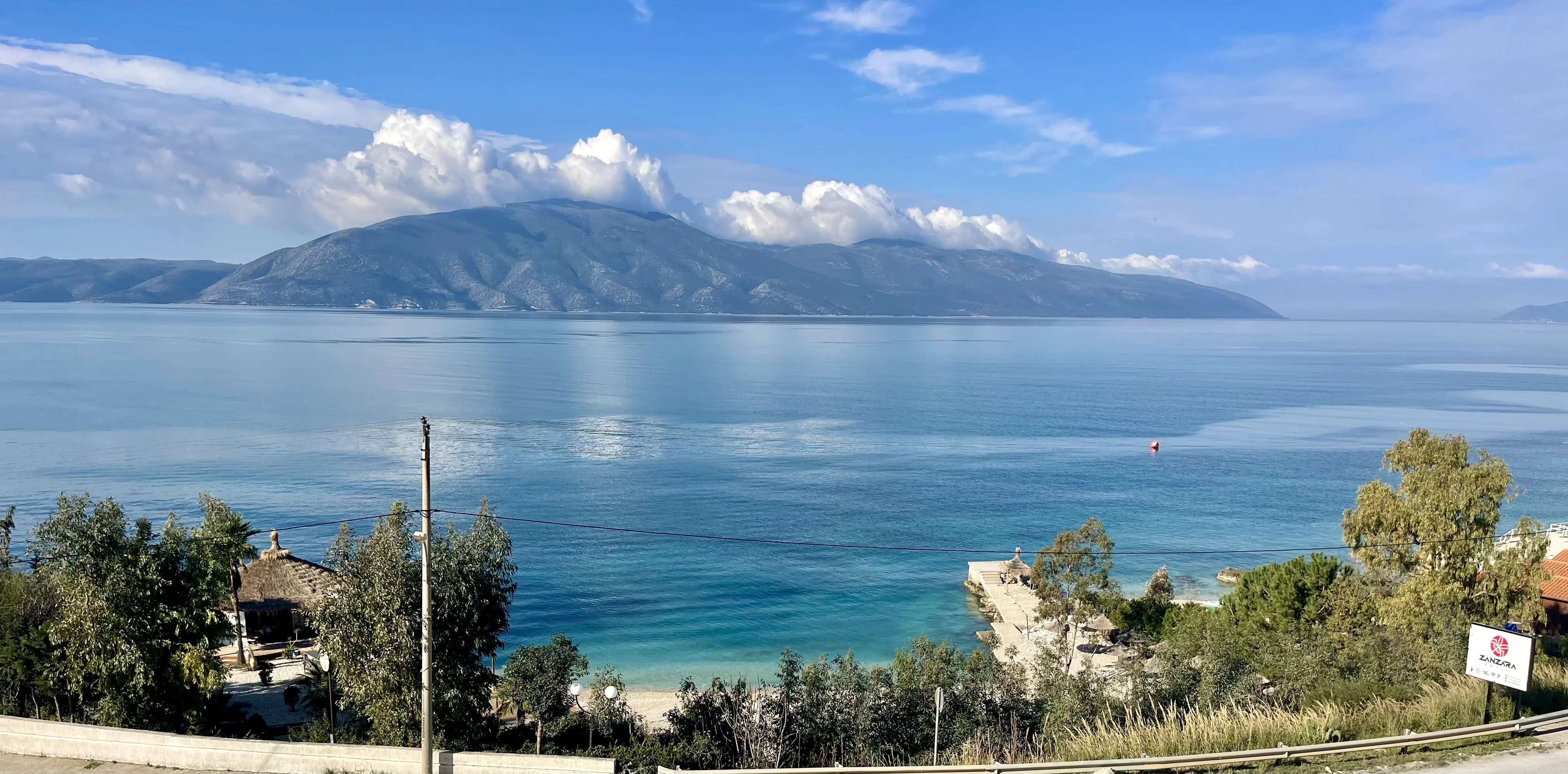 Radhim, Ambjent Restoranti me Qira