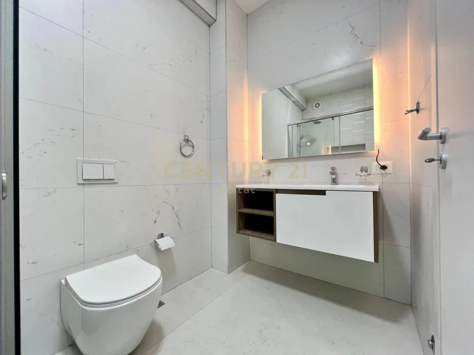 Tirane, jepet me qera apartament 2+1+Ballkon Kati 5, 124 m² 1.300 € 