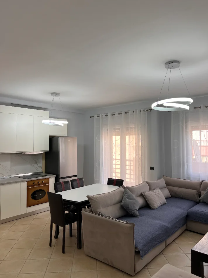 Tirane, jepet me qera apartament 2+1+Ballkon Kati 10, 103 m² 1.000 € (Rruga Qemal stafa)